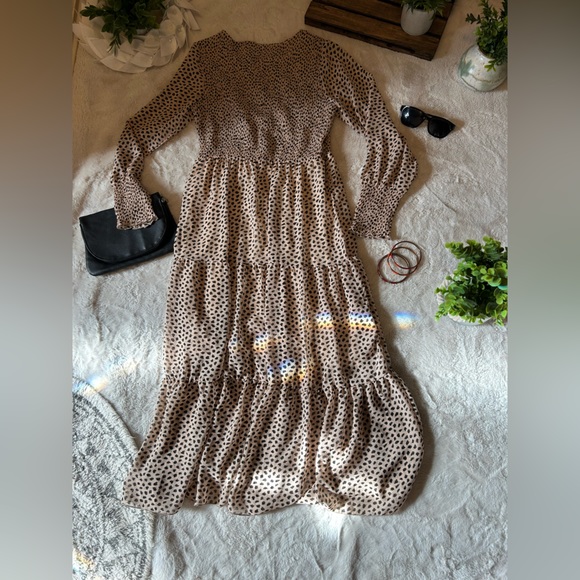 Dresses & Skirts - 🌻2/$10🌻 Long flowy dress Beige/light coral color with small black leaf pattern